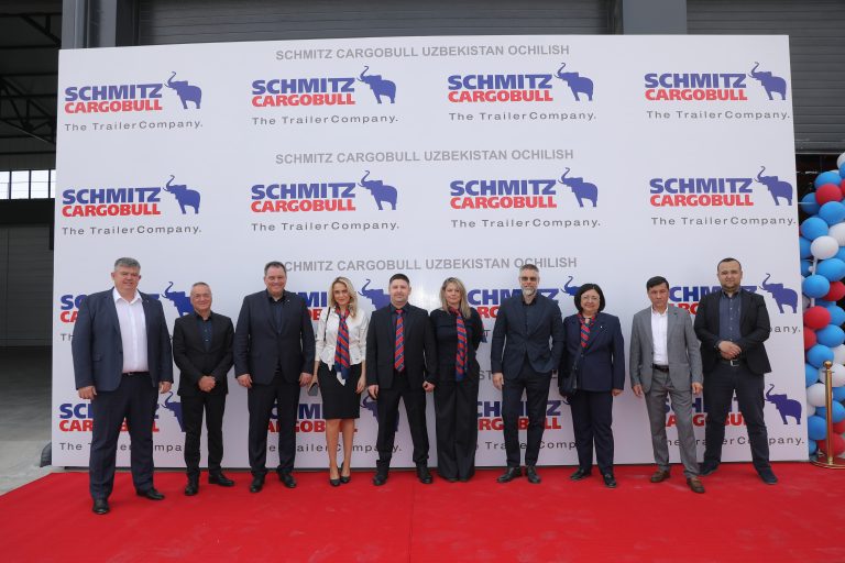 Das Schmitz Cargobull Team freut sich über die Eröffnung der neuen Tochtergesellschaft in Usbekistan: (von links) Ivan Gassov (Aftersales Management KAZ), Mile Mishevski (Sales Director East Europe), Ralph Kleideiter (Vertriebsvorstand), Nino Menabde (Sales Support & Administration Georgia), Artem Svintsov (Country Manager Georgia), Marija Mishevska (Sales Support Eastern Europe), Evgenij Sajaz (Regional CFO East-Europe), Sabokhon Kayumova (Sales Director Uzbekistan) und Rakhimov Nurmukhamad (Firmengründer von Chirchiq Technodom LLC) (Foto: Schmitz Cargobull)