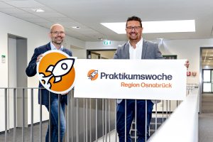 WIGOS-Geschäftsführer Peter Vahrenkamp (li.) und MaßArbeit-Vorstand Lars Hell-mers ziehen bei der „Praktikumswoche“ an einem Strang (Foto: Miriam Loeskow-Bücker)