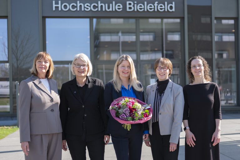 Unterstützung und gute Wünsche für die kommende „VWP“: Prof. Dr. Michaela Hoke (m.) mit Hochschulratsvorsitzende Dr. Sabina Schoefer, HSBI-Präsidentin Prof. Dr. Ingeborg Schramm-Wölk, Vizepräsidentin für Wirtschafts- und Personalverwaltung Gehsa Schnier und Senatsvorsitzende Prof. Dr. Mariam Dopslaf (v.l.n.r.). (Foto: H. Hilpmann/HSBI)