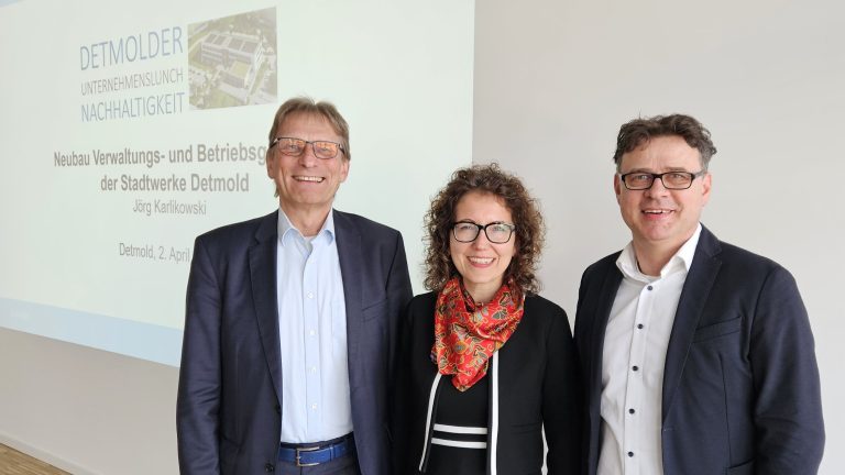 Mit nachhaltiger Energie in Detmolds Zukunft: Jörg Karlikowski/ Stadtwerke Detmold (links), Dr. Miriam Mikus/ Stadt Detmold und Thorsten Brinkmann/ GILDE Wirtschaftsförderung, luden zum Detmolder Unternehmenslunch Nachhaltigkeit. (Foto: GILDE/ S. Gröger)