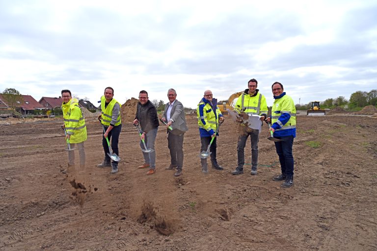 Mit einem schwungvollen ersten Spatenstich haben sie die Bauarbeiten für das Kalte-Nahwärme-Netz in Riesenbeck-West eröffnet: (v.l.) Maximilian Pelle (Fachbereich Planen und Bauen), Marvin Holtz (MB Brunnenbau), Fachdienstleiter Michal Käller, Bürgermeister David Ostholthoff, SWTE Netz-Geschäftsführer Tobias Koch, Projektleiter Mathias Walke und Michael Bußmann, Technischer Leiter SWTE Netz. (Foto: SWTE)