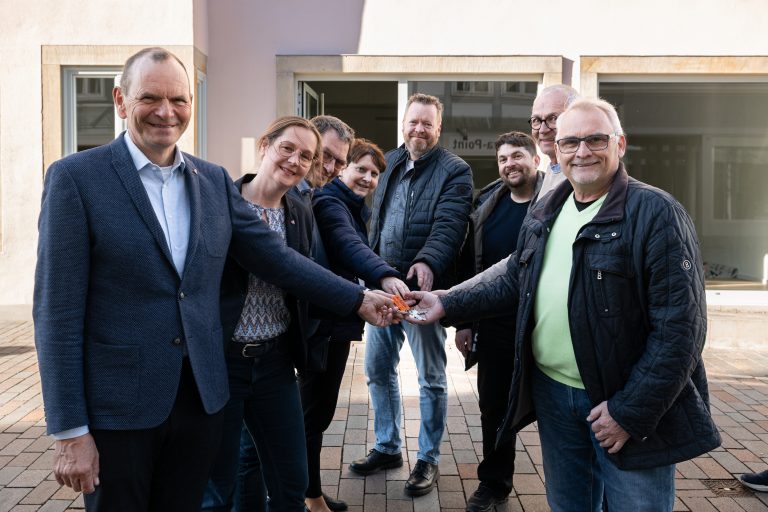 Das Präsidium der TH OWL (l.) nimmt die Schlüssel für das Anno 1578 in der Lemgoer Mittelstraße entgegen. (Foto: TH OWL)