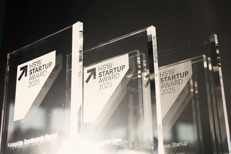 Der erste HSBI Startup Award wurde jetzt an der Hochschule Bielefeld (HSBI) für innovative Gründungsideen und Geschäftsmodelle in drei Kategorien verliehen: Startup, Idee und Handel. (Foto: P. Pollmeier/HSBI)