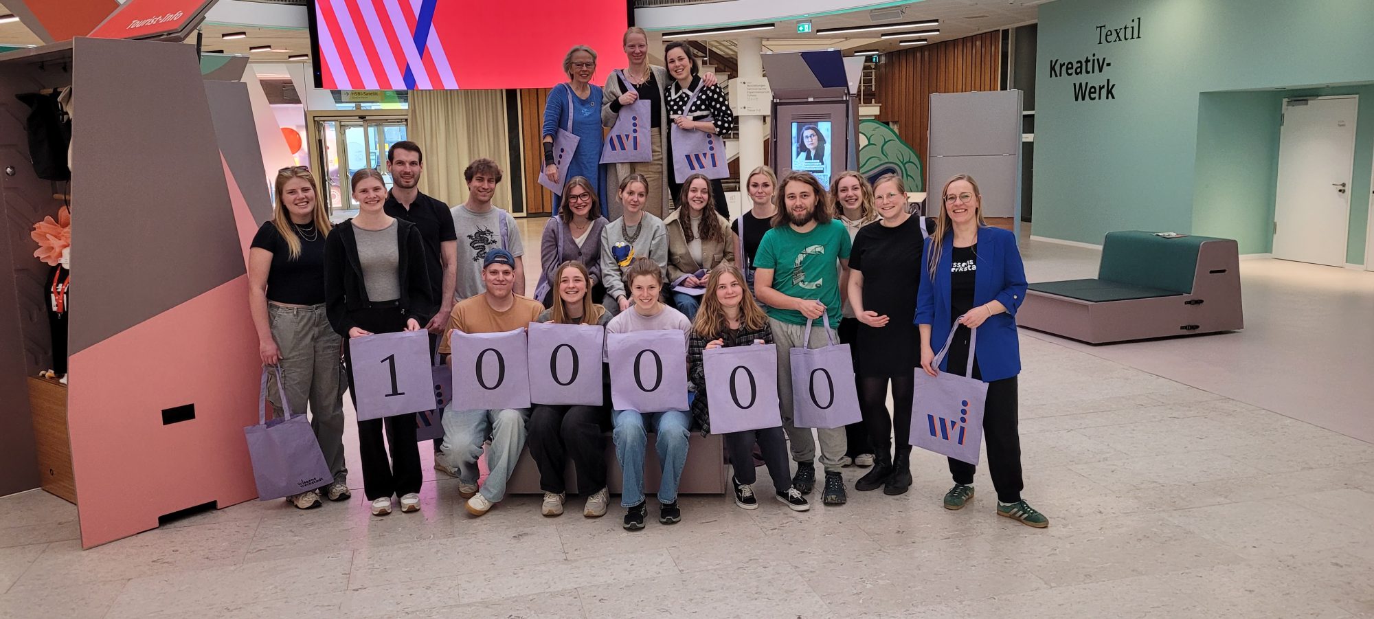 „Gesa Fischer, (1. v. r.) Co-Leiterin der Wissenswerkstadt, begrüßte die Teilnehmenden des Workshops "Restlos kochen" als 100.000ste Besuchende in der Wissenswerkstadt Bielefeld.“ (Foto: Wissenswerkstadt)