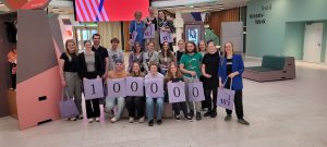 „Gesa Fischer, (1. v. r.) Co-Leiterin der Wissenswerkstadt, begrüßte die Teilnehmenden des Workshops "Restlos kochen" als 100.000ste Besuchende in der Wissenswerkstadt Bielefeld.“ (Foto: Wissenswerkstadt)