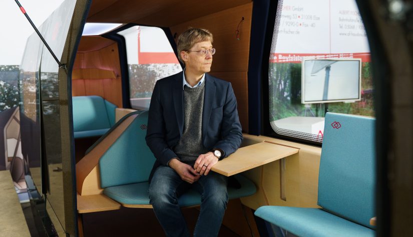 Prof. Dr. Rolf Naumann ist Experte für Bahnverkehr und leitet das MONOCAB-Projekt an der Hochschule Bielefeld (Foto: HSBI)
