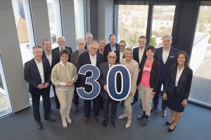 Über das 30-jährige Bestehen der VerbundVolksbank OWL Stif-tung freuen sich der Vorstand und das Kuratorium der Stiftung mit (vorne v. l.) Frank Sievert, Christina Baumann, Dr. Ralf Becker, Bernd Seibert, Mona Niggemeyer-Hollmann, Katja Urhahne und Ina Kreimer sowie (hinten v. l.) Thorsten Wolff, Dr. Hans-Jürgen Knopf, Rainer Giesdorf, Norbert Wulf, Antje Brüggemann, Horst Schubert, Yvonne Jacoby, Dr. Ralf Laws und Ansgar Käter. Auf dem Foto fehlen die weiteren Kuratoriumsmitglieder Rudolf Nig-gemeier, Nicole Seidensticker-Delius und Heike Weber-Hansing sowie Matthias Fresen, Geschäftsführer der VerbundVolksbank OWL Stiftung (Foto: VerbundVolksbank OWL eG)