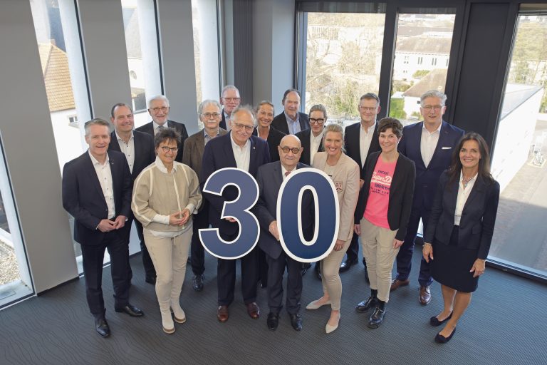 Über das 30-jährige Bestehen der VerbundVolksbank OWL Stif-tung freuen sich der Vorstand und das Kuratorium der Stiftung mit (vorne v. l.) Frank Sievert, Christina Baumann, Dr. Ralf Becker, Bernd Seibert, Mona Niggemeyer-Hollmann, Katja Urhahne und Ina Kreimer sowie (hinten v. l.) Thorsten Wolff, Dr. Hans-Jürgen Knopf, Rainer Giesdorf, Norbert Wulf, Antje Brüggemann, Horst Schubert, Yvonne Jacoby, Dr. Ralf Laws und Ansgar Käter. Auf dem Foto fehlen die weiteren Kuratoriumsmitglieder Rudolf Nig-gemeier, Nicole Seidensticker-Delius und Heike Weber-Hansing sowie Matthias Fresen, Geschäftsführer der VerbundVolksbank OWL Stiftung (Foto: VerbundVolksbank OWL eG)