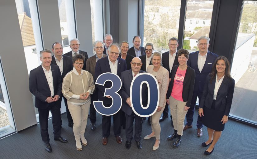 Über das 30-jährige Bestehen der VerbundVolksbank OWL Stif-tung freuen sich der Vorstand und das Kuratorium der Stiftung mit (vorne v. l.) Frank Sievert, Christina Baumann, Dr. Ralf Becker, Bernd Seibert, Mona Niggemeyer-Hollmann, Katja Urhahne und Ina Kreimer sowie (hinten v. l.) Thorsten Wolff, Dr. Hans-Jürgen Knopf, Rainer Giesdorf, Norbert Wulf, Antje Brüggemann, Horst Schubert, Yvonne Jacoby, Dr. Ralf Laws und Ansgar Käter. Auf dem Foto fehlen die weiteren Kuratoriumsmitglieder Rudolf Nig-gemeier, Nicole Seidensticker-Delius und Heike Weber-Hansing sowie Matthias Fresen, Geschäftsführer der VerbundVolksbank OWL Stiftung (Foto: VerbundVolksbank OWL eG)