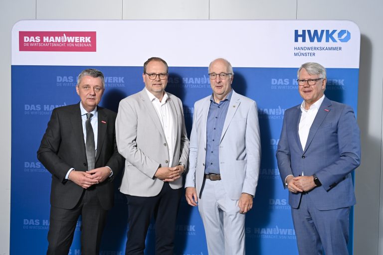 Personalwechsel in der Handwerkskammer: Präsident Jürgen Kroos (l.) und Hauptgeschäftsführer Thomas Banasiewicz (r.) dankten Thomas Harten (2. v. r.) bei seiner Verabschiedung als Leiter der Gewerbeförderung und begrüßten Markus Hartmann (2. v. l.) als Nachfolger. Foto: © Andreas Buck