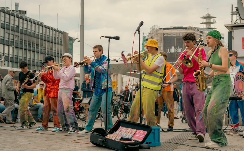 Teenager-Band BrassGazz eröffnet den CityLife Sommer vom City.Team mit Pauken, Trompeten und viel Wumms (Foto: Bielefeld Marketing)