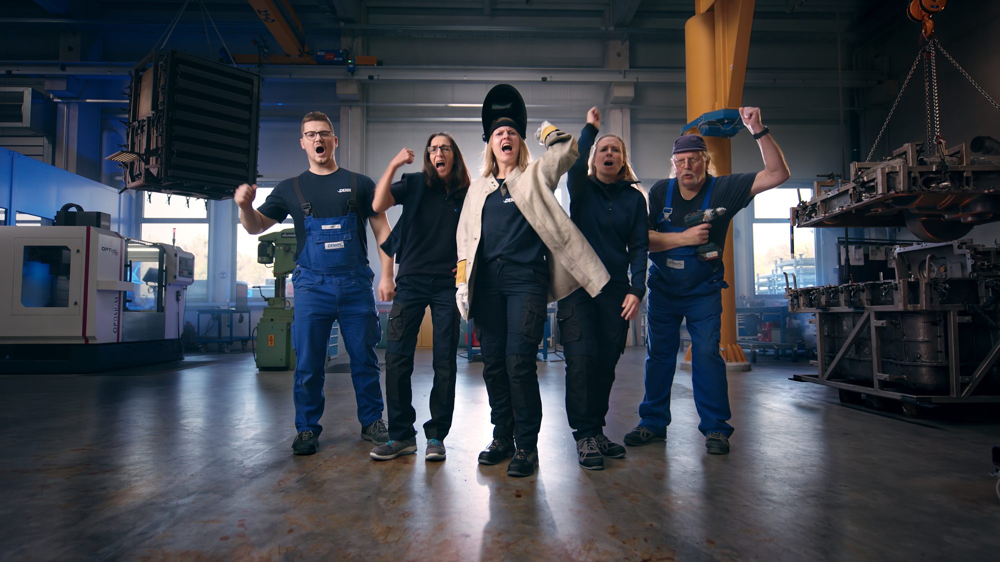Voller Einsatz für den Job: Die Mitarbeitenden von DENIOS gehen in ihren Schauspieler-Rollen voll auf (Foto: DENIOS)