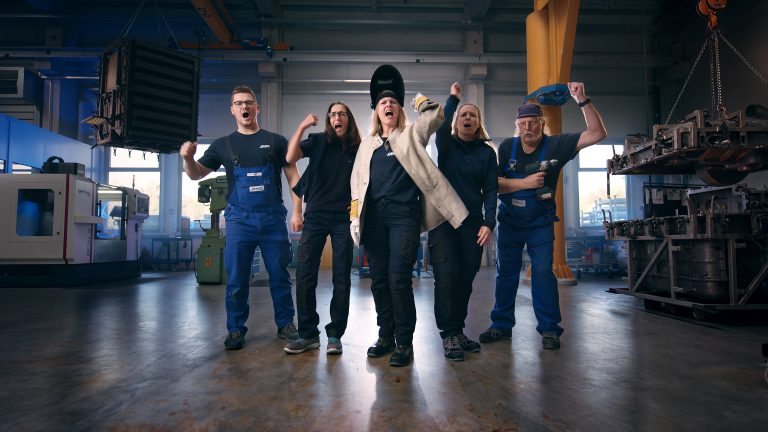 Voller Einsatz für den Job: Die Mitarbeitenden von DENIOS gehen in ihren Schauspieler-Rollen voll auf (Foto: DENIOS)