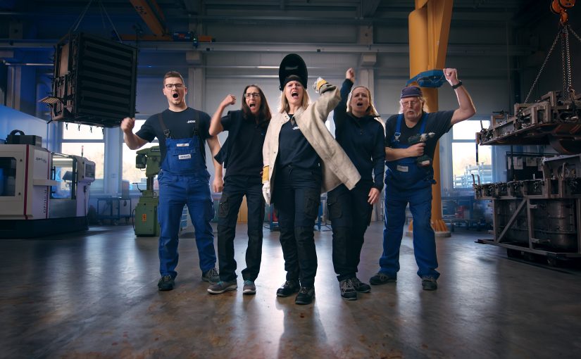 Voller Einsatz für den Job: Die Mitarbeitenden von DENIOS gehen in ihren Schauspieler-Rollen voll auf (Foto: DENIOS)