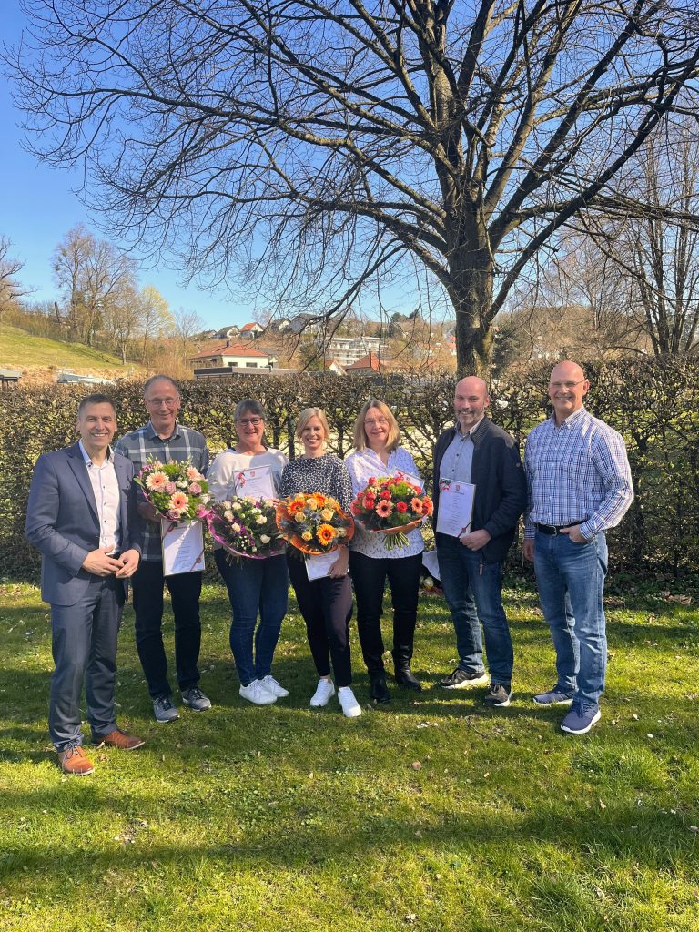 V. l.: Bürgermeister Burkhard Schwuchow, Manfred Dönni, Eva-Maria Bock, Sabrina Danne, Kornelia Niggemeier-Buthe, Erich Müller und Ingo Dirks (Personalrat). (Foto: Stadt Büren)