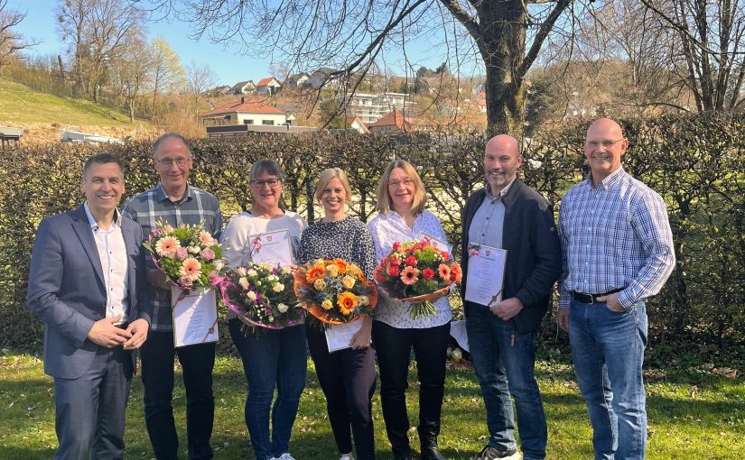 V. l.: Bürgermeister Burkhard Schwuchow, Manfred Dönni, Eva-Maria Bock, Sabrina Danne, Kornelia Niggemeier-Buthe, Erich Müller und Ingo Dirks (Personalrat). (Foto: Stadt Büren)