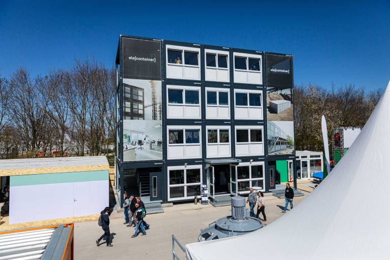 Die viergeschossige ELA Messeanlage auf der bauma zeigt die Möglichkeiten von ELA Miet- und Kaufcontainern. Von der Lounge im Obergeschoss aus hatten die Gäste einen hervorragenden Blick über das gesamte Messegelände (Foto: ELA Container)
