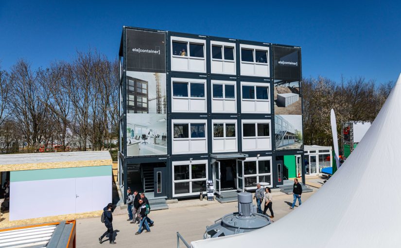Die viergeschossige ELA Messeanlage auf der bauma zeigt die Möglichkeiten von ELA Miet- und Kaufcontainern. Von der Lounge im Obergeschoss aus hatten die Gäste einen hervorragenden Blick über das gesamte Messegelände (Foto: ELA Container)