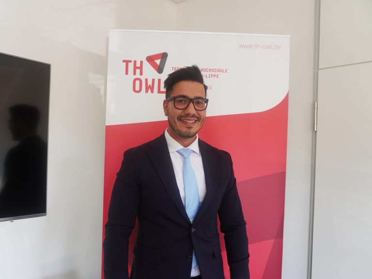 Professor Abderrahim Krini beschreibt sich selbst als leidenschaftlichen Ingenieur und Wissenschaftler. Der gebürtiger Mainzer liebt komplexe technische Herausforderungen und möchte wegweisende Lösungen für die Zukunft entwickeln (Foto: TH OWL)