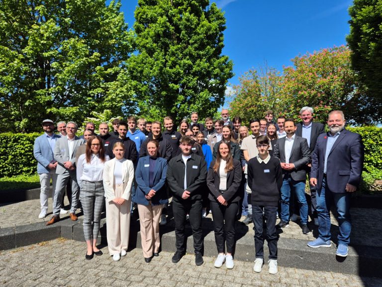 Die Plätze 1-3 mit den Siegerteams, den Sponsoren sowie IHK-Vizepräsident Stephan Westerdick (Foto: IHK Lippe)