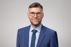 Portrait von Dr. Johannes Gernandt, Chefvolkswirt des VDMA im Anzug und mit Brille