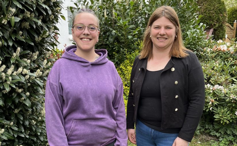 Mut zum Unternehmertum: Rikarda Thelen (li.) und Christina Flöter, Moderatorin des Gründungsforums (re.) (Foto: IHK Lippe)