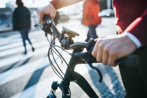Viele Menschen in Münster und im Kreis Lippe schonen ihren Geldbeutel und die Umwelt, indem sie mit dem Fahrrad zur Arbeit fahren. Der Wettbewerb ‚Mit dem Rad zur Arbeit‘ bietet dafür eine besondere Motivation: weniger Ausgaben für Benzin gehen einher mit einer gesteigerten Fitness und einem besseren Wohlbefinden. (Foto: AOK/colourbox/hfr.)