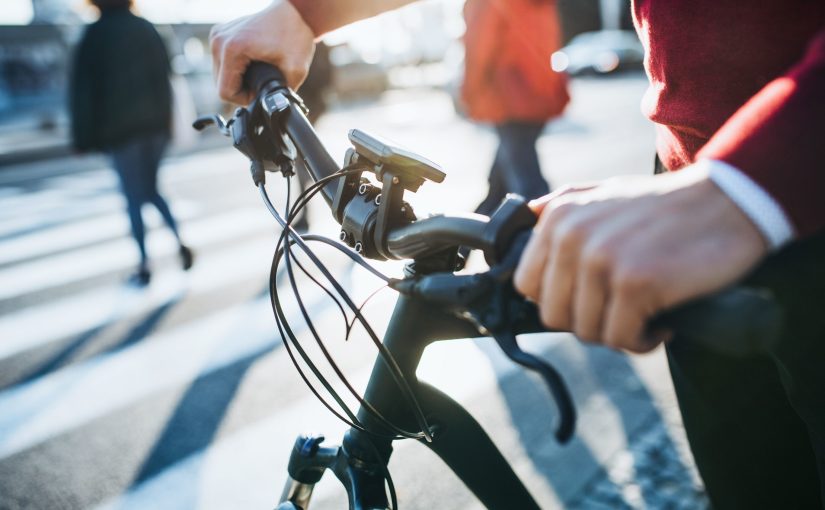 Viele Menschen in Münster und im Kreis Lippe schonen ihren Geldbeutel und die Umwelt, indem sie mit dem Fahrrad zur Arbeit fahren. Der Wettbewerb ‚Mit dem Rad zur Arbeit‘ bietet dafür eine besondere Motivation: weniger Ausgaben für Benzin gehen einher mit einer gesteigerten Fitness und einem besseren Wohlbefinden. (Foto: AOK/colourbox/hfr.)