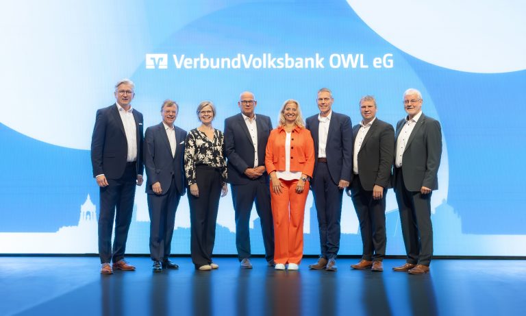 Der Vorstandsvorsitzende der VerbundVolksbank OWL, Ansgar Käter (l.), und der Aufsichtsratsvorsitzende Peter Gödde (r.) mit den wiedergewählten Mitgliedern des Aufsichtsrats (v. l.), Stephan Prinz zur Lippe, Petra Brinkmann, Rainer Radine, Edeltraud Sander, Dr. Dirk Quest und Josef Stümmler. (Foto: VerbundVolksbank OWL)