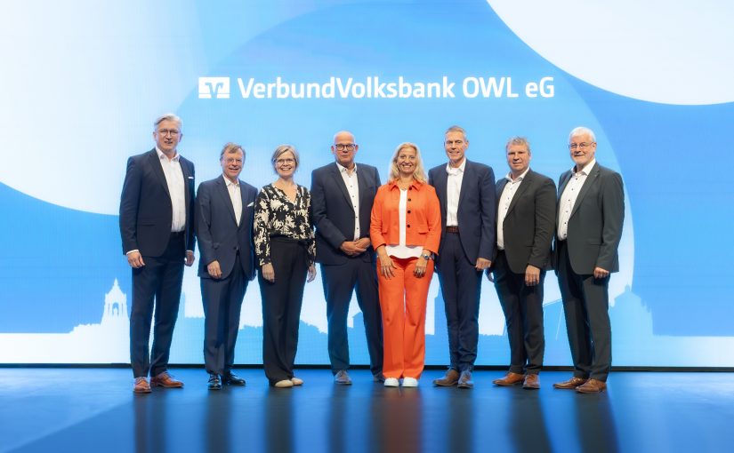 Der Vorstandsvorsitzende der VerbundVolksbank OWL, Ansgar Käter (l.), und der Aufsichtsratsvorsitzende Peter Gödde (r.) mit den wiedergewählten Mitgliedern des Aufsichtsrats (v. l.), Stephan Prinz zur Lippe, Petra Brinkmann, Rainer Radine, Edeltraud Sander, Dr. Dirk Quest und Josef Stümmler. (Foto: VerbundVolksbank OWL)