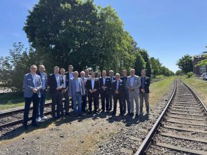 Vertreter der Kommunen Rheine und Spelle, der zuständigen Landkreise, der Aufgabenträger, der Verkehrsunternehmen sowie die zuständigen Landtags- bzw. Bundestagsabgeordneten kamen zu einem intensiven Austausch zusammen (Foto: EWG)