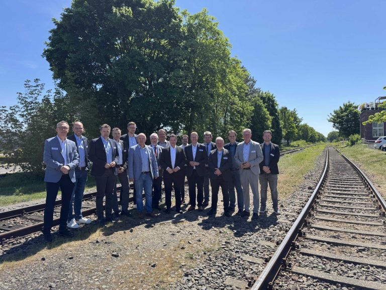 Vertreter der Kommunen Rheine und Spelle, der zuständigen Landkreise, der Aufgabenträger, der Verkehrsunternehmen sowie die zuständigen Landtags- bzw. Bundestagsabgeordneten kamen zu einem intensiven Austausch zusammen (Foto: EWG)
