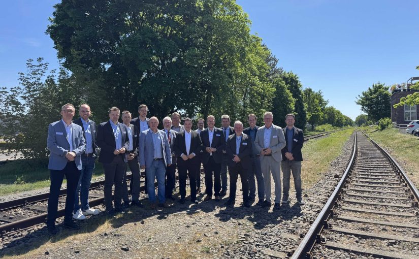 Vertreter der Kommunen Rheine und Spelle, der zuständigen Landkreise, der Aufgabenträger, der Verkehrsunternehmen sowie die zuständigen Landtags- bzw. Bundestagsabgeordneten kamen zu einem intensiven Austausch zusammen (Foto: EWG)