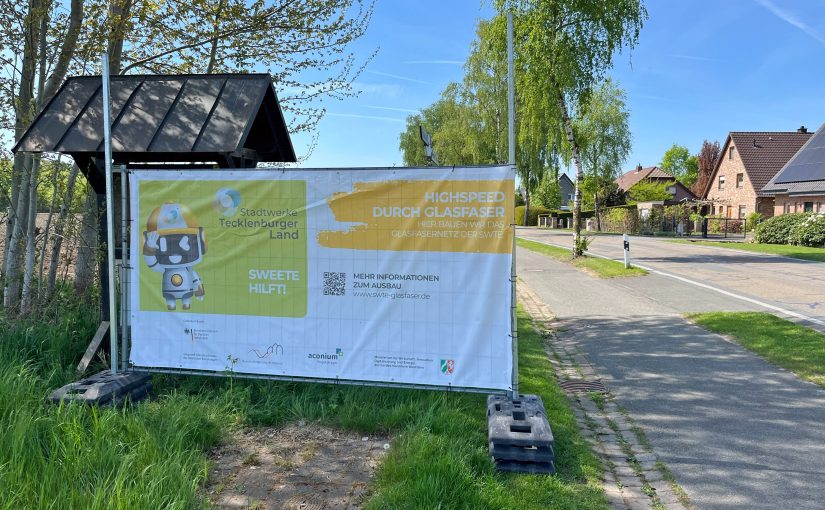 Die ersten Baustellen-Banner zum geförderten Glasfaserausbau sind inzwischen aufgestellt worden. Nach Vorgaben der Fördermittelgeber sind die Banner notwendig, um alle Bürgerinnen und Bürger, die Anspruch auf einen geförderten Hausanschluss haben, zu informieren. Foto: Stadtwerke Teck-lenburger Land (Foto: SWTE)