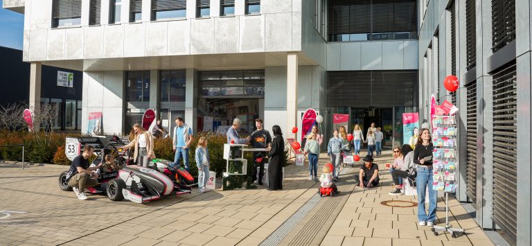 Die TH OWL lädt alle ein zu ihrem Tag der offenen Tür am Samstag, 17. Mai, in Detmold und Lemgo. Familien, Nachbarschaft, Studieninteressierte, Freundinnen und Freunde der Hochschule sowie alle, die Lust haben, Wissenschaft einmal ganz anders zu erleben, sind herzlich willkommen (Foto: TH OWL)