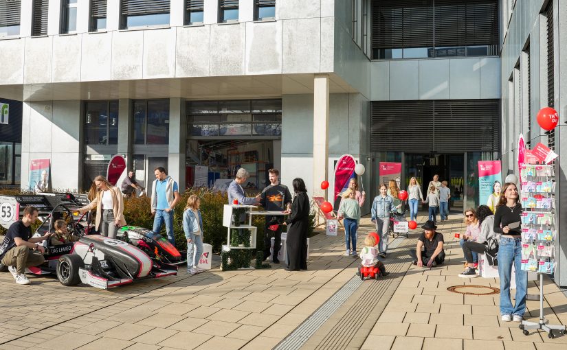 Die TH OWL lädt alle ein zu ihrem Tag der offenen Tür am Samstag, 17. Mai, in Detmold und Lemgo. Familien, Nachbarschaft, Studieninteressierte, Freundinnen und Freunde der Hochschule sowie alle, die Lust haben, Wissenschaft einmal ganz anders zu erleben, sind herzlich willkommen (Foto: TH OWL)