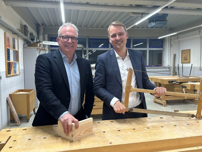 (v.r.n.l.): MdB Dr. Jan-Niclas Gesenhues Bündis90/Die Grünen, und Frank Tischner, Hauptgeschäftsführer der Kreishandwerkerschaft Steinfurt Warendorf, sprechen sich für die weitere Stärkung des Handwerks in der Entwicklungszusammenarbeit aus (Foto: KH ST WAF)
