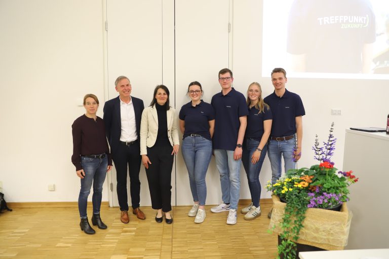 Das Organisationsteam mit Niedersachsens Ministerin für Ernährung, Landwirtschaft und Verbraucherschutz. Von links: Anne Radermacher-Bücker, Prof. Dr. Heiner Westendarp, Miriam Staudte, Marie Bohls, Maximilian Witte, Felicitas Mahnken und Laurenz Brons (Foto: Hochschule Osnabrück)