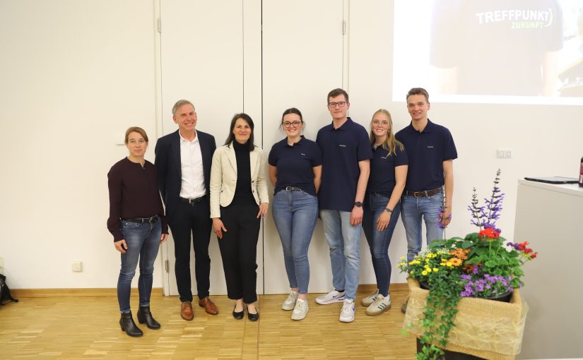 Das Organisationsteam mit Niedersachsens Ministerin für Ernährung, Landwirtschaft und Verbraucherschutz. Von links: Anne Radermacher-Bücker, Prof. Dr. Heiner Westendarp, Miriam Staudte, Marie Bohls, Maximilian Witte, Felicitas Mahnken und Laurenz Brons (Foto: Hochschule Osnabrück)