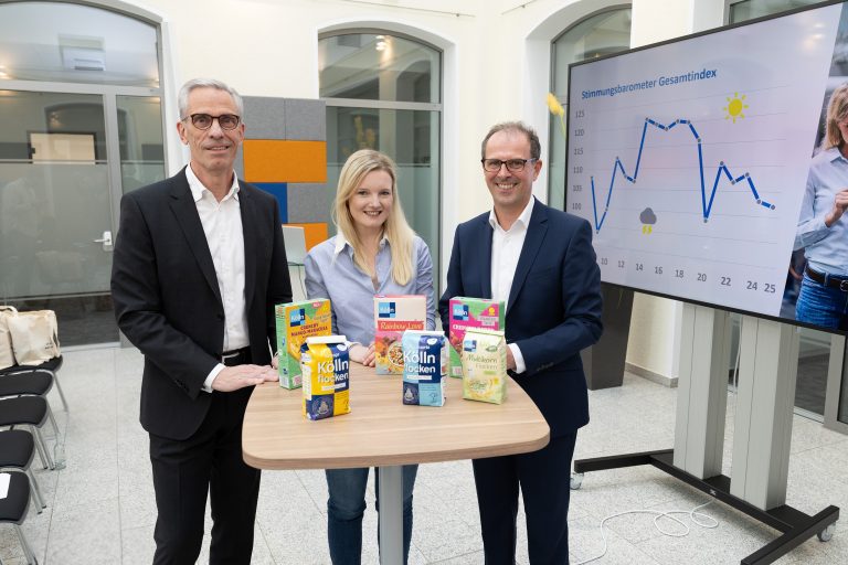 Stellten die Ergebnisse der Unternehmensbefragung „Lagebericht Mittelstand 2025“ und ihr Unternehmen vor: (v.li.) Andreas Kämmerling (Co-Vorstandsvorsitzender, Volksbank in Ostwestfalen), Dr. Friederike Driftmann-Egelhof (Geschäftsführerin, Peter Kölln GmbH & Co. KGaA) und Jörg Kemminer (Prokurist und Bereichsleiter Firmenkundenbetreuung Nord, Volksbank in Ostwestfalen). (Foto: Volksbank in Ostwestfalen eG )
