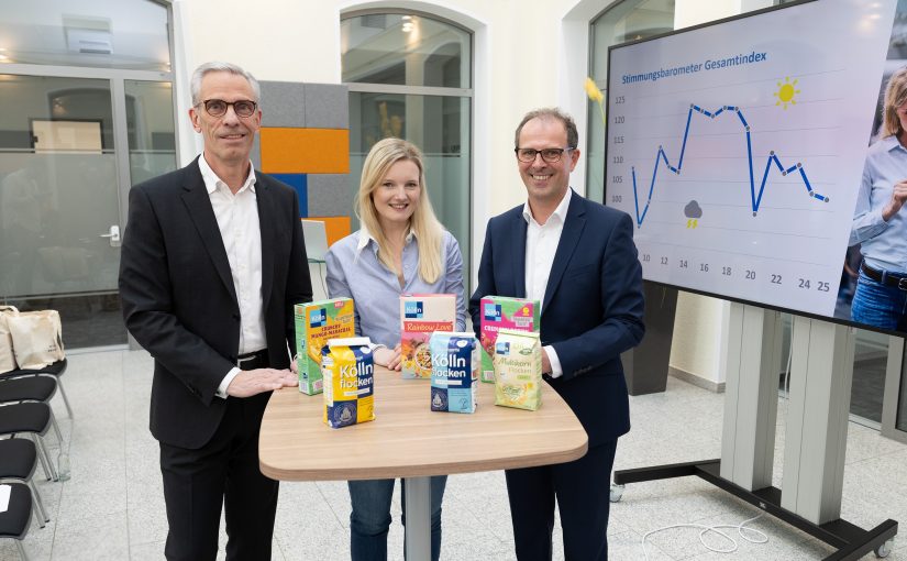 Stellten die Ergebnisse der Unternehmensbefragung „Lagebericht Mittelstand 2025“ und ihr Unternehmen vor: (v.li.) Andreas Kämmerling (Co-Vorstandsvorsitzender, Volksbank in Ostwestfalen), Dr. Friederike Driftmann-Egelhof (Geschäftsführerin, Peter Kölln GmbH & Co. KGaA) und Jörg Kemminer (Prokurist und Bereichsleiter Firmenkundenbetreuung Nord, Volksbank in Ostwestfalen). (Foto: Volksbank in Ostwestfalen eG )