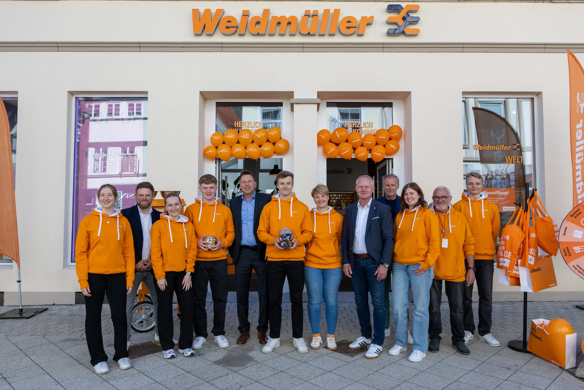 Feierten die Neueröffnung der Weidmüller Welt: Detmolds Bürgermeister Frank Hilker (5.v.l.), Weidmüller-Finanzvorstand André Sombecki (5.v.r.), Romina Kehl, Leiterin der Weidmüller-Ausbildung (6.v.r.), Frank Pellmann, Leiter Global Human Resources bei Weidmüller (4.v.r), Weidmüller-Unternehmenssprecher Marc Landermann (2.v.l.) sowie das Weidmüller Welt Team. (Bildquelle: Weidmüller)