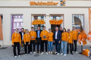 Feierten die Neueröffnung der Weidmüller Welt: Detmolds Bürgermeister Frank Hilker (5.v.l.), Weidmüller-Finanzvorstand André Sombecki (5.v.r.), Romina Kehl, Leiterin der Weidmüller-Ausbildung (6.v.r.), Frank Pellmann, Leiter Global Human Resources bei Weidmüller (4.v.r), Weidmüller-Unternehmenssprecher Marc Landermann (2.v.l.) sowie das Weidmüller Welt Team. (Bildquelle: Weidmüller)