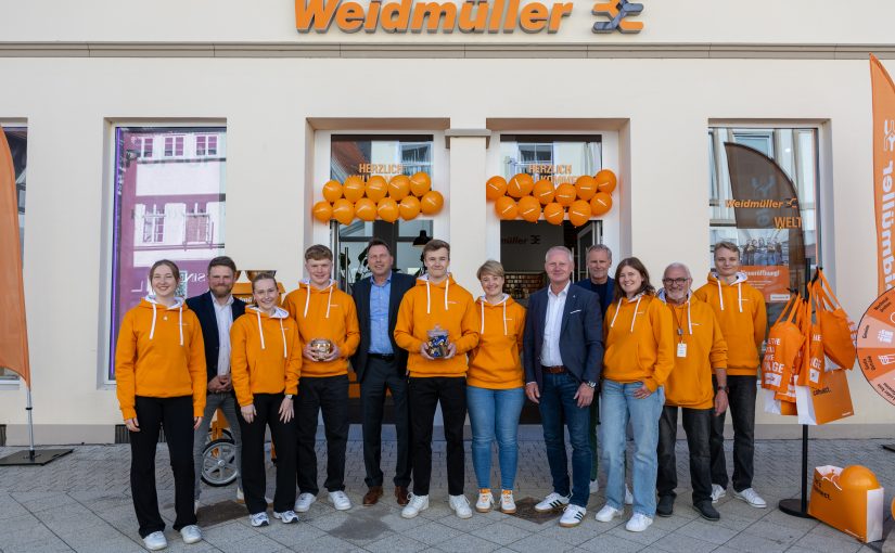 Feierten die Neueröffnung der Weidmüller Welt: Detmolds Bürgermeister Frank Hilker (5.v.l.), Weidmüller-Finanzvorstand André Sombecki (5.v.r.), Romina Kehl, Leiterin der Weidmüller-Ausbildung (6.v.r.), Frank Pellmann, Leiter Global Human Resources bei Weidmüller (4.v.r), Weidmüller-Unternehmenssprecher Marc Landermann (2.v.l.) sowie das Weidmüller Welt Team. (Bildquelle: Weidmüller)