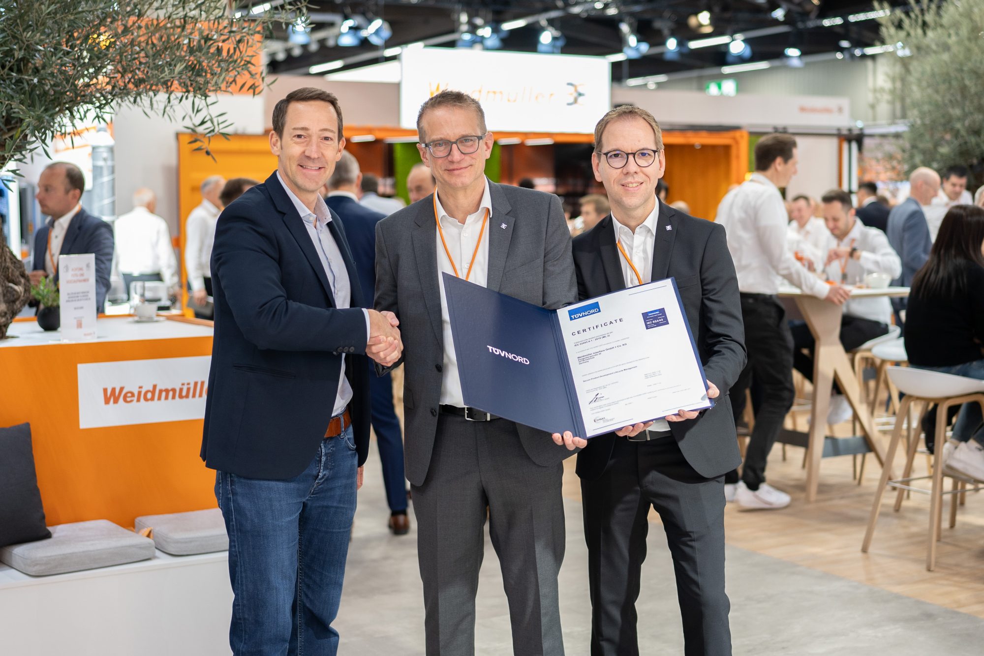 v.l.n.r. Matthias Springer, Leiter Funktionale Sicherheit & Security beim TÜV NORD CERT übergibt das Zertifikat an Dr. Thomas Bürger, Executive Vice President Automation Products and Solutions bei Weidmüller und Dr. Björn Griese, Leiter Product Security bei Weidmüller (Foto: Weidmüller)