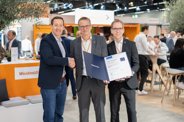 v.l.n.r. Matthias Springer, Leiter Funktionale Sicherheit & Security beim TÜV NORD CERT übergibt das Zertifikat an Dr. Thomas Bürger, Executive Vice President Automation Products and Solutions bei Weidmüller und Dr. Björn Griese, Leiter Product Security bei Weidmüller (Foto: Weidmüller)