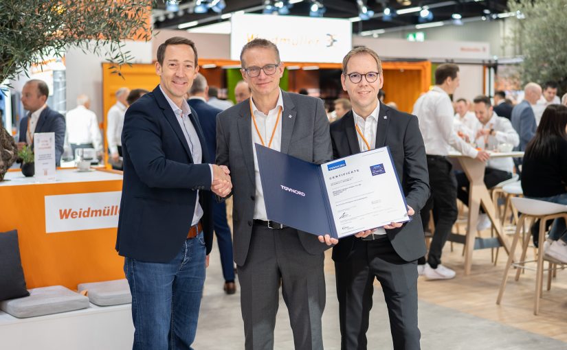 v.l.n.r. Matthias Springer, Leiter Funktionale Sicherheit & Security beim TÜV NORD CERT übergibt das Zertifikat an Dr. Thomas Bürger, Executive Vice President Automation Products and Solutions bei Weidmüller und Dr. Björn Griese, Leiter Product Security bei Weidmüller (Foto: Weidmüller)