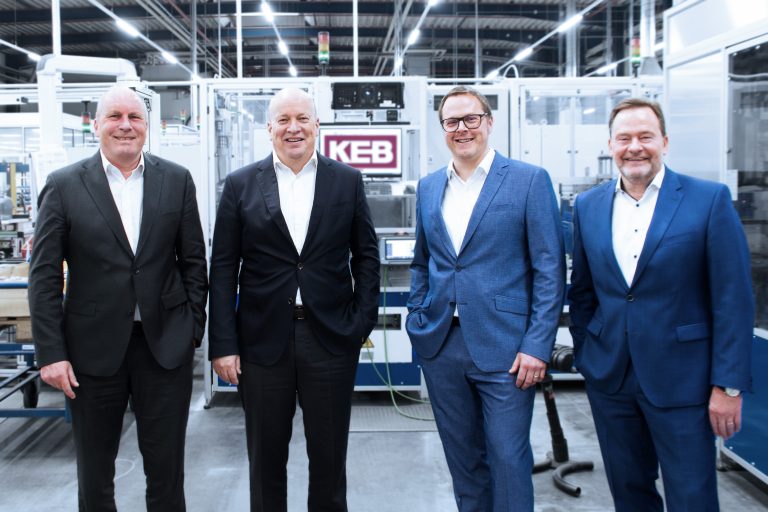 Gerald Müller (2. von rechts) mit (von links) Thomas Brinkmann, Vittorio Tavella und Ralf Lutter (Foto: KEB Automation)