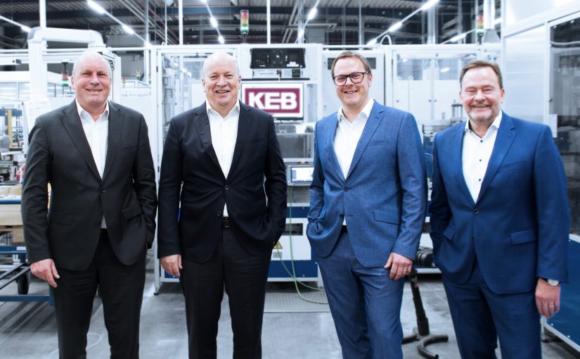 Gerald Müller (2. von rechts) mit (von links) Thomas Brinkmann, Vittorio Tavella und Ralf Lutter (Foto: KEB Automation)