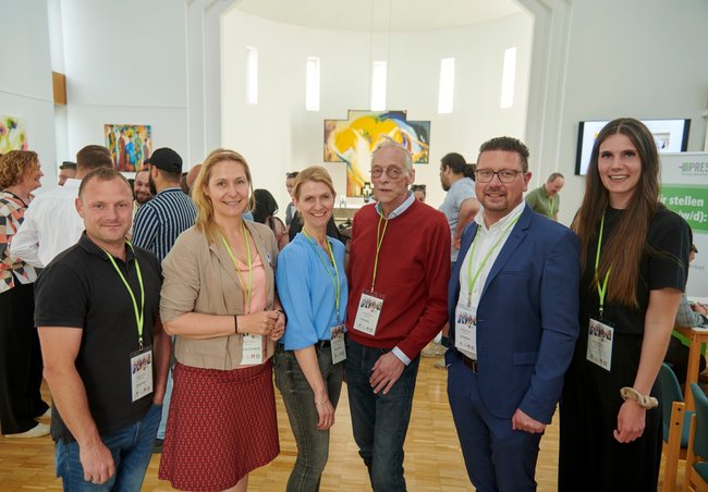 Freuten sich über den Erfolg der Messe (v. l. n. r.): Alexej Sotke (ArbeitgeberService MaßArbeit), Malgorzata Eichholz-Maj (Café International), Nadine Nuxoll (Bereichsleiterin MaßArbeit), Rolf Heitling (Café International), MaßArbeit-Vorstand Lars Hellmers und Johanna Kemper (Migrationszentrum) Foto: Uwe Lewandowski / MaßArbeit